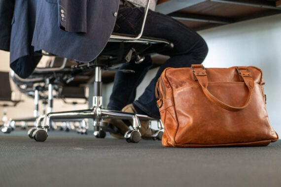 medewerker met werktas