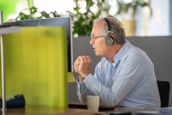 klantenservicemedewerker aan het werk