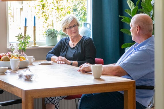 mensen in gesprek in wonkamer