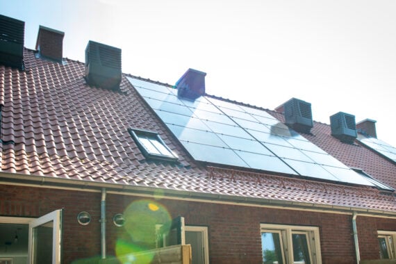 dak met zonnepanelen