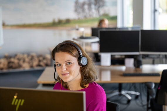 medewerker klantenservice aan het werk