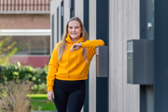 jonge vrouw voor woning