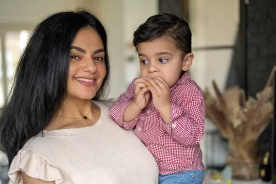 jonge vrouw met kindje