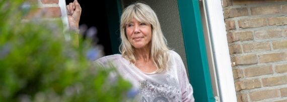 vrouw in voordeur woning