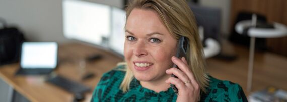 medewerker aan de telefoon op werkplek