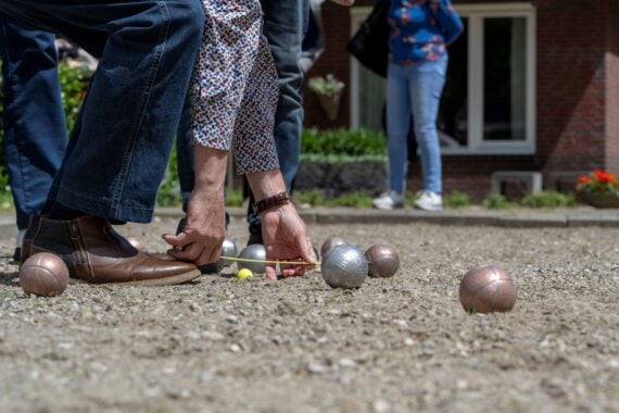 mensen aan het jeu de boulen