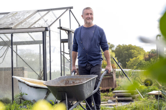 Voorzitter Huurdersbelang Lingewaard in moestuin