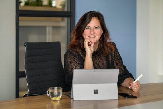 Medewerker in overlegruimte met laptop