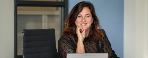 Medewerker in overlegruimte met laptop