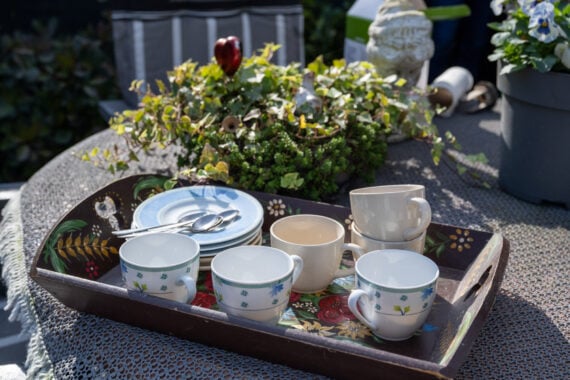 dienblad met koffiekopjes op tuintafel