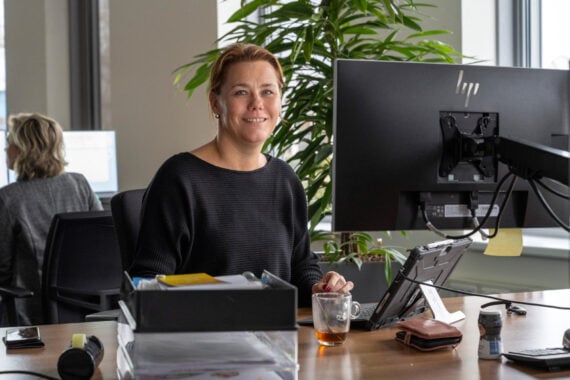 medewerker op kantoor achter beeldscherm