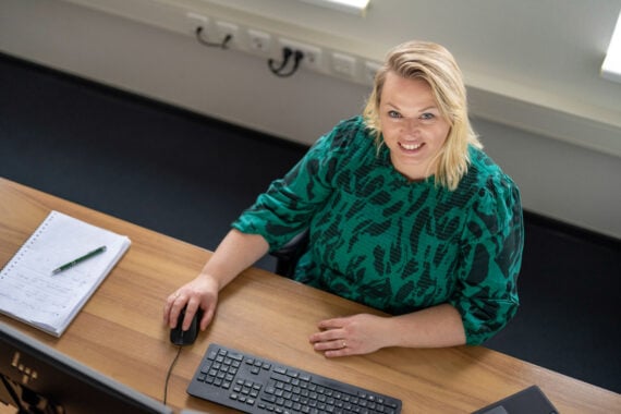medewerker achter bureau