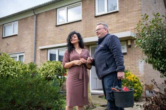 onderhoudsman praat met huurder voor de woning