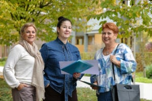 De wooncoaches in Millingen aan de Rijn. Van links naar rechts: Diana Sillessen, Petra Bakker en Ellen Hoppenbrouwers.